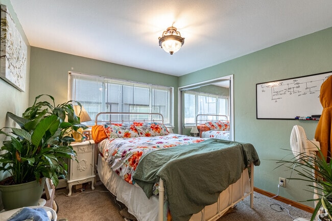 1BR, 1BA - SF - Bedroom - Stadium Village Apartments