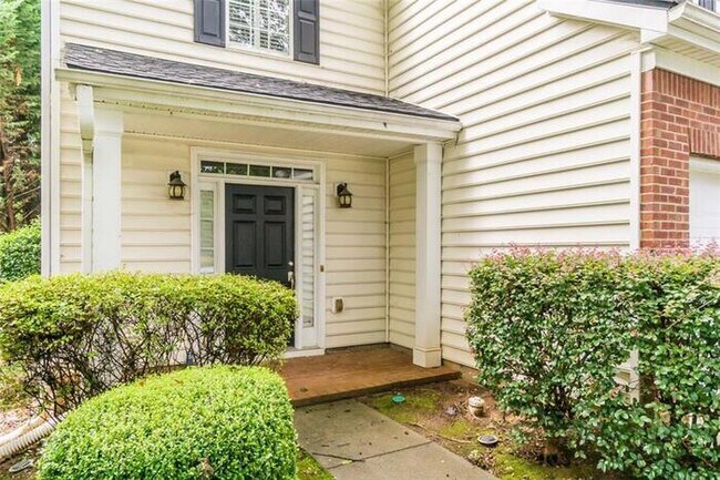 Foto del edificio - Alpharetta 4 bedroom home with large fenced in backyard