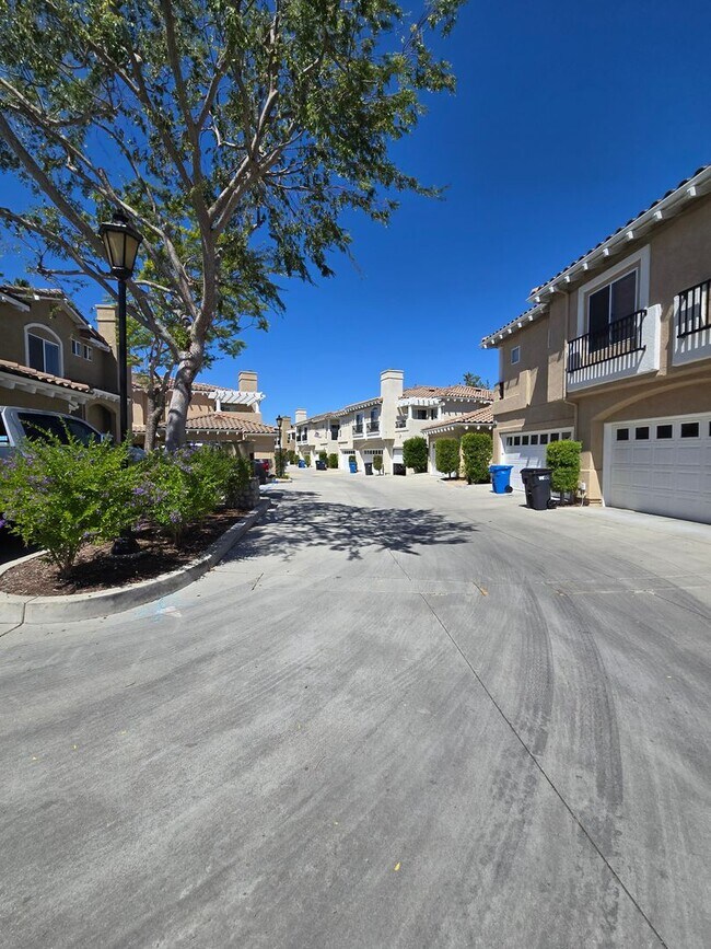 Foto del edificio - Large and spacious 3 bedroom townhouse with garage!