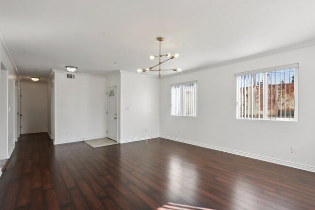 Building Photo - 1616 W 39th Pl