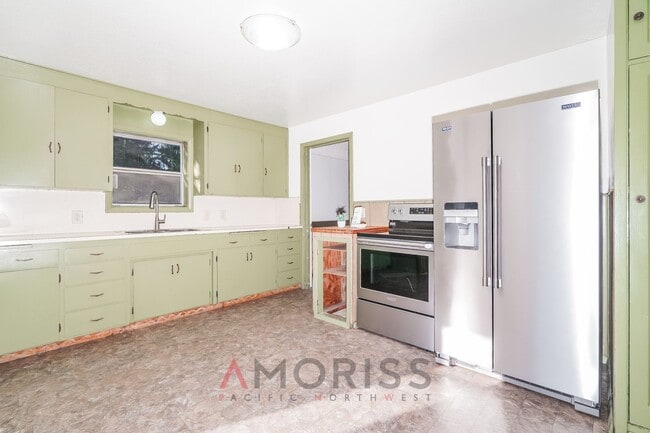 Building Photo - Spacious, clean, updated home ready now! $200 Off First Month´s Full Rent