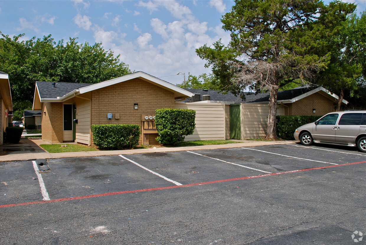 Primary Photo - Crossway Apartments