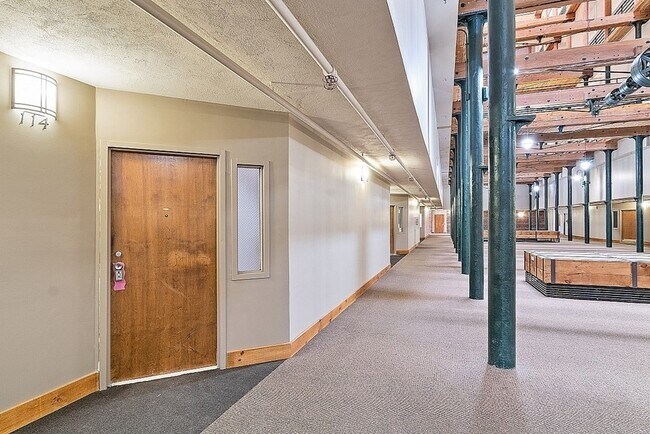 Building Photo - 200 Market St