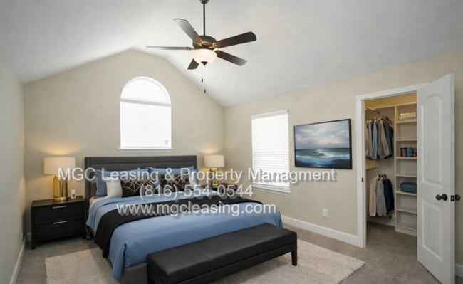 Building Photo - Eagle Creek Townhomes - Rare Interior townhome with basement - ask about our special!