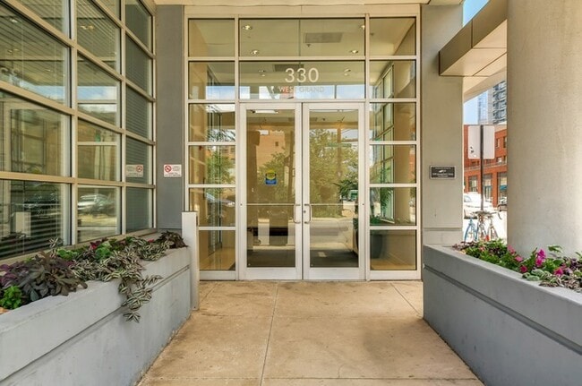 Foto del edificio - 330 W Grand Ave