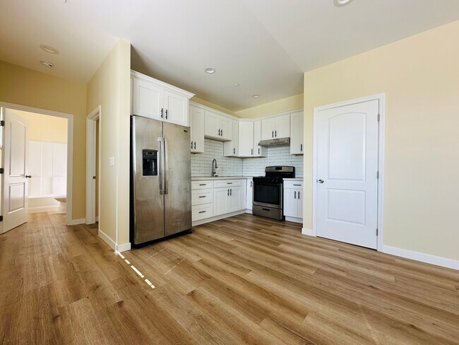 Building Photo - 1002 E 33rd St