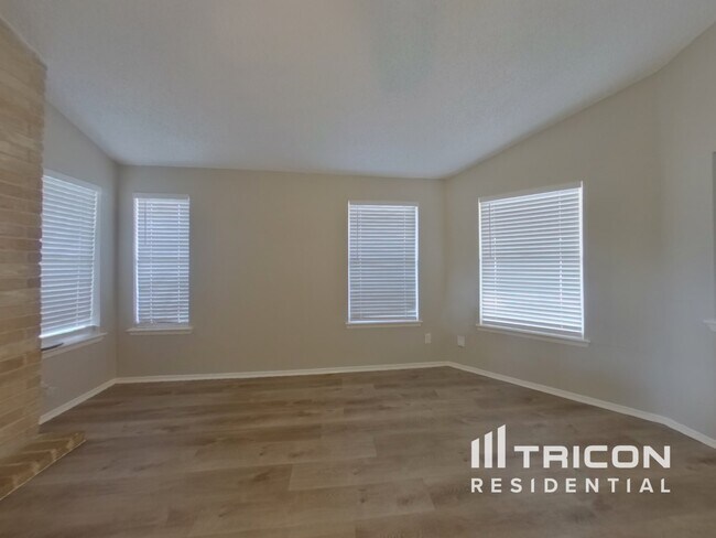Foto del edificio - 3107 Lucida Ln