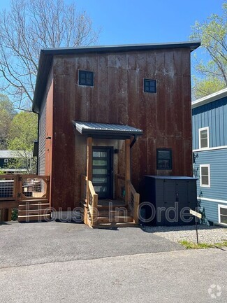 Building Photo - 158 Simcoe St