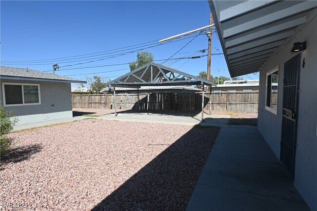 Foto del edificio - 2508 N McCarran St