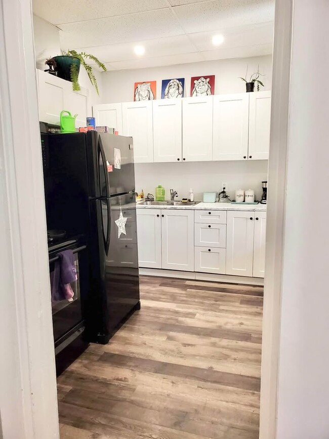 Photo du bâtiment - Spacious 3-Bedroom Apartment in Uptown Sai...