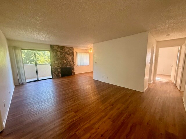 Entrada, sala de estar, balcón, DA - 11819 Kiowa Ave