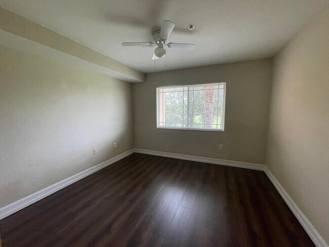 Building Photo - 161 SW Palm Dr