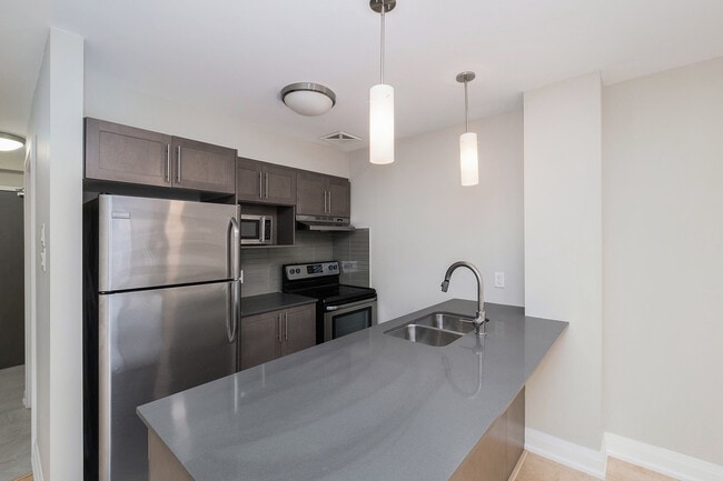 Building Photo - 405 Tweedsmuir Ave
