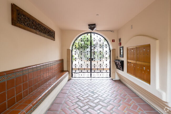 Entrada y buzones de correo - Isola Bella Townhomes