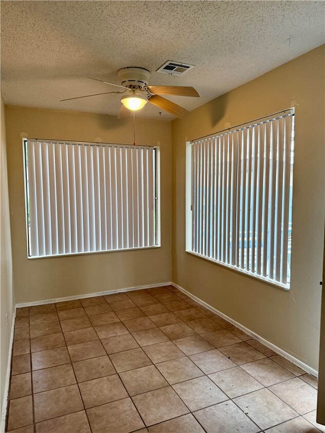 Building Photo - 930 N Century Dr