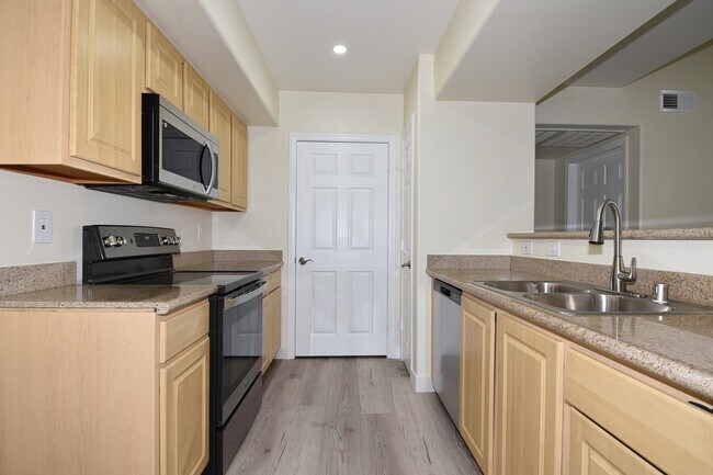Foto del edificio - Charming 2nd Floor Unit In Gated Community!