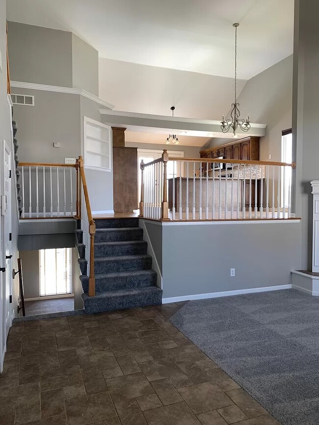Building Photo - 230 NE Chateau Dr