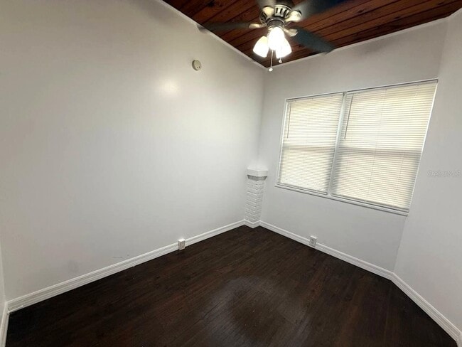 Building Photo - 917 E Shadowlawn Ave