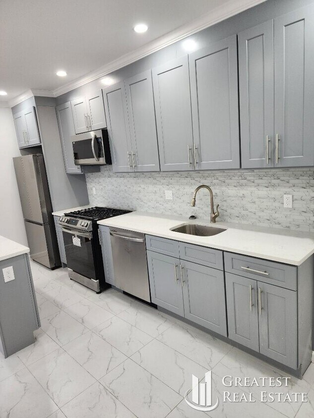 Foto principal - 3 bedroom in SOUTH RICHMOND HILL NY 11419