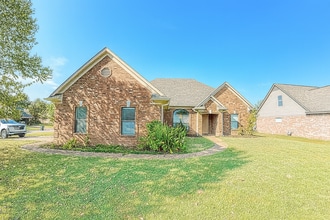 Building Photo - 135 Clear Springs Dr