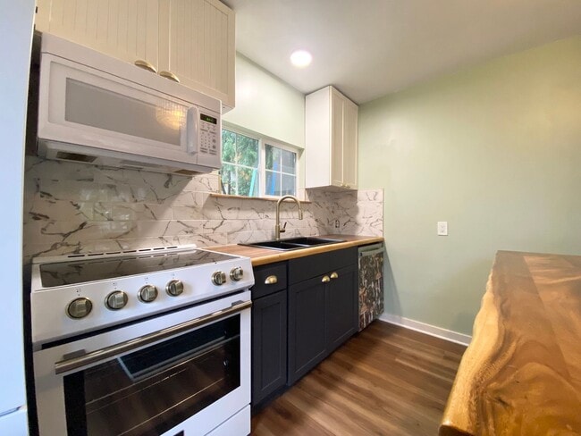 Building Photo - Beautiful lakefront home in Black Diamond!