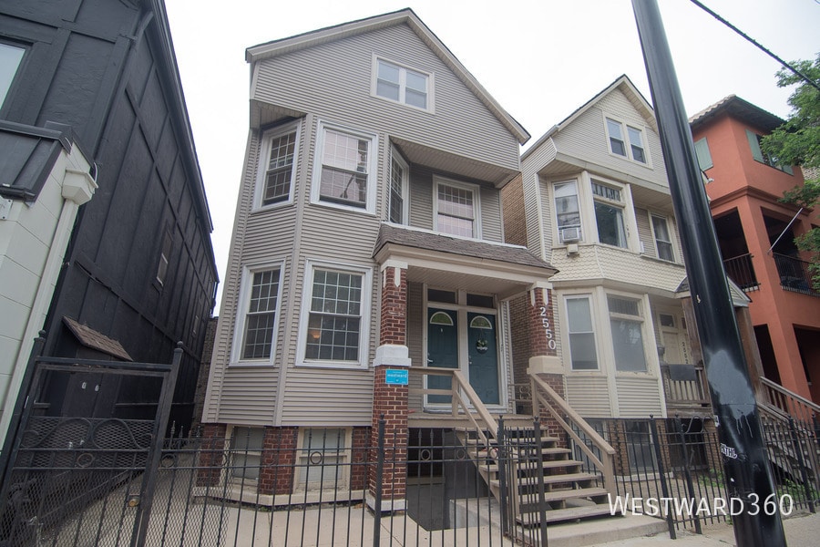 Primary Photo - 2550 N Southport Ave