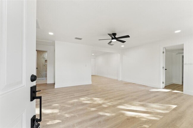 Foto del edificio - 8719 N Ola Ave