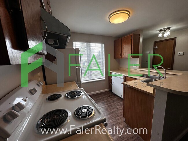 Foto del edificio - End Unit Town-home