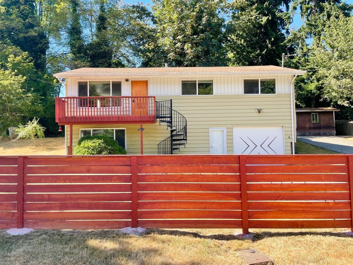 Foto principal - Charming 4 Bed 2 Bath Home with Finished B...