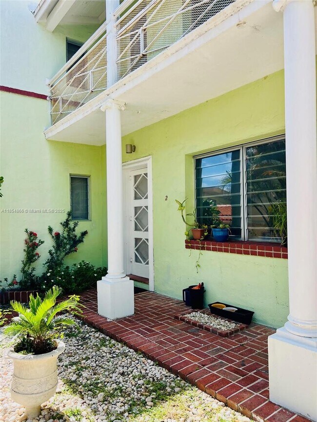 Foto del edificio - 2830 Pine Tree Dr
