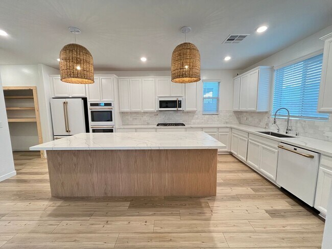 Building Photo - Stunning 3 Bedroom 3 Bathroom in Summerlin...