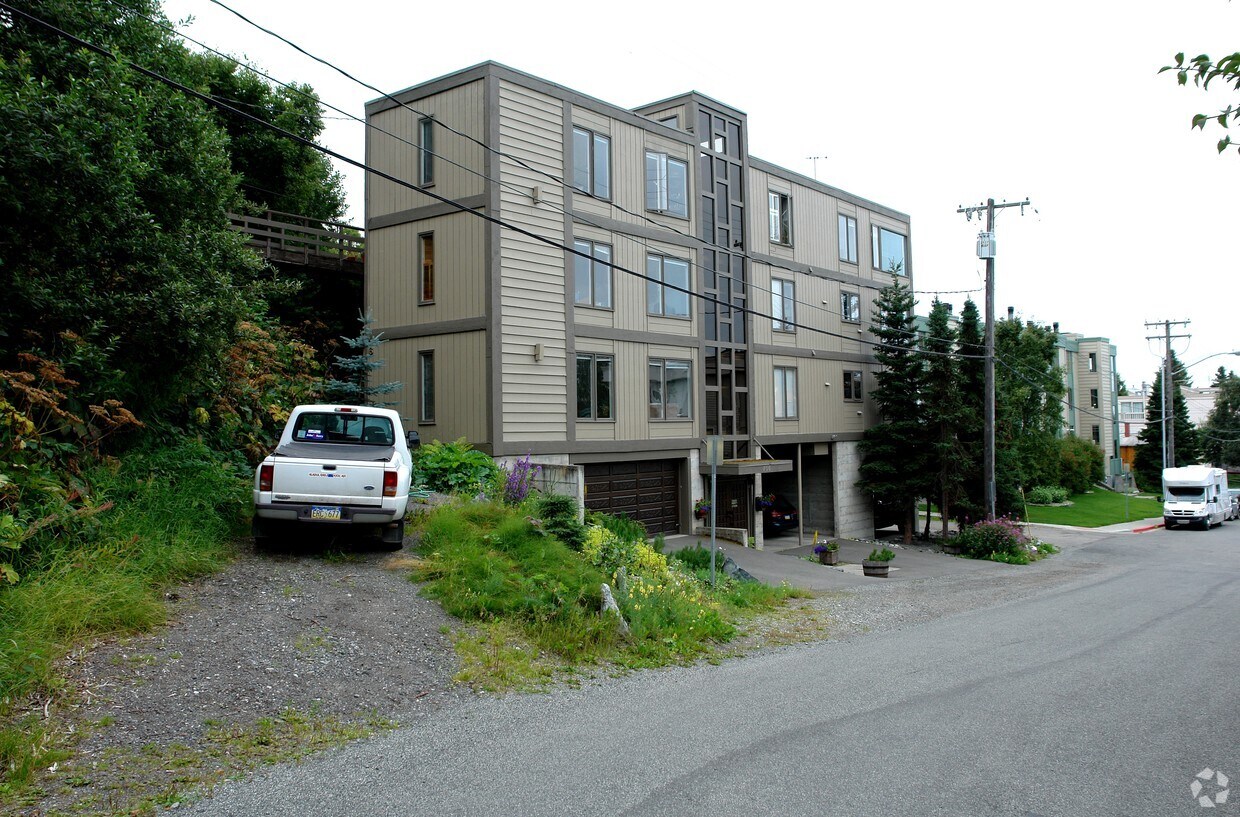Building Photo - 705 N St