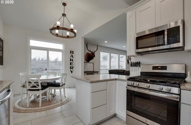 Building Photo - Luxurious 3 Bedroom with Spacious Rooms an...