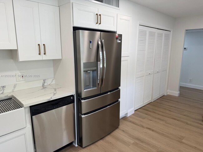 Foto del edificio - 4261 W Palm Aire Dr
