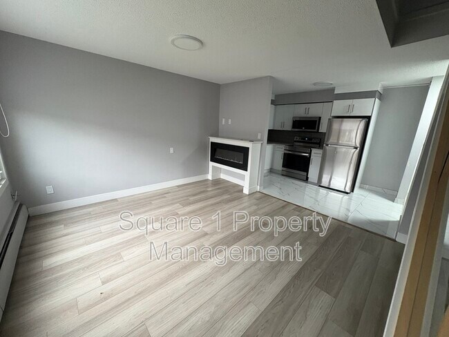 Photo du bâtiment - 10725-10785 85 Ave
