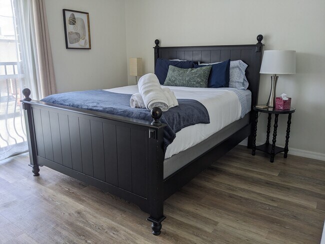 Ropa de cama, almohadas, antifaces para dormir, tapones para los oídos, ventilador de techo con control remoto, cortinas transparentes y opacas. - 1700 SW 16th Ct