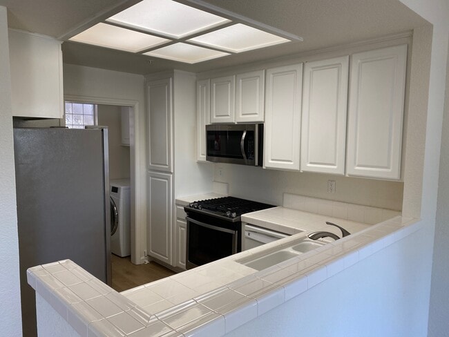 Building Photo - 412 Skyline Dr