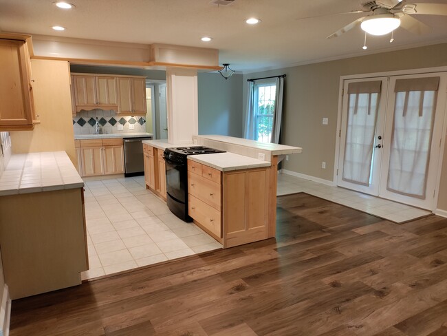 Building Photo - 461 Springfield Dr
