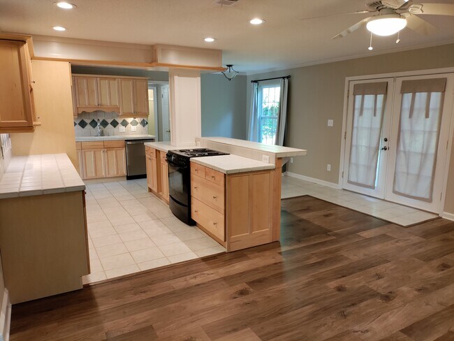 Foto del edificio - 461 Springfield Dr