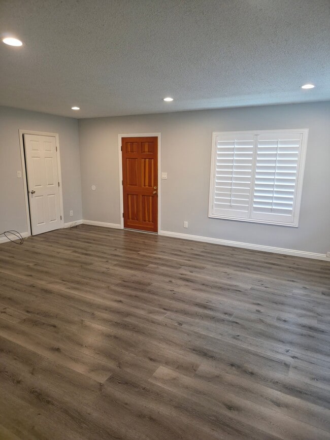 Building Photo - 3870 La Salle Ave