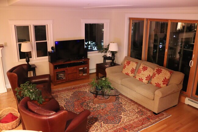 Living area - 16 Guilford Ct