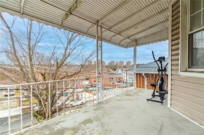 Building Photo - 2055 Strang Ave