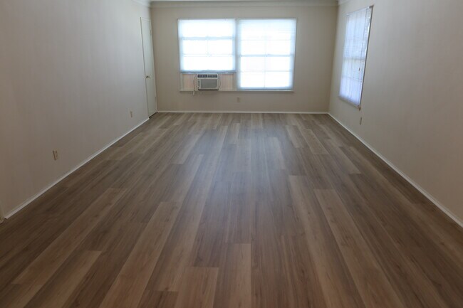 Building Photo - 5319 Whitsett Ave