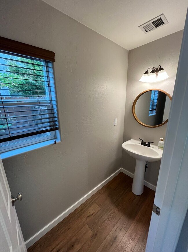 Foto del edificio - NW Visalia's Gated Neighborhood, Avalon!