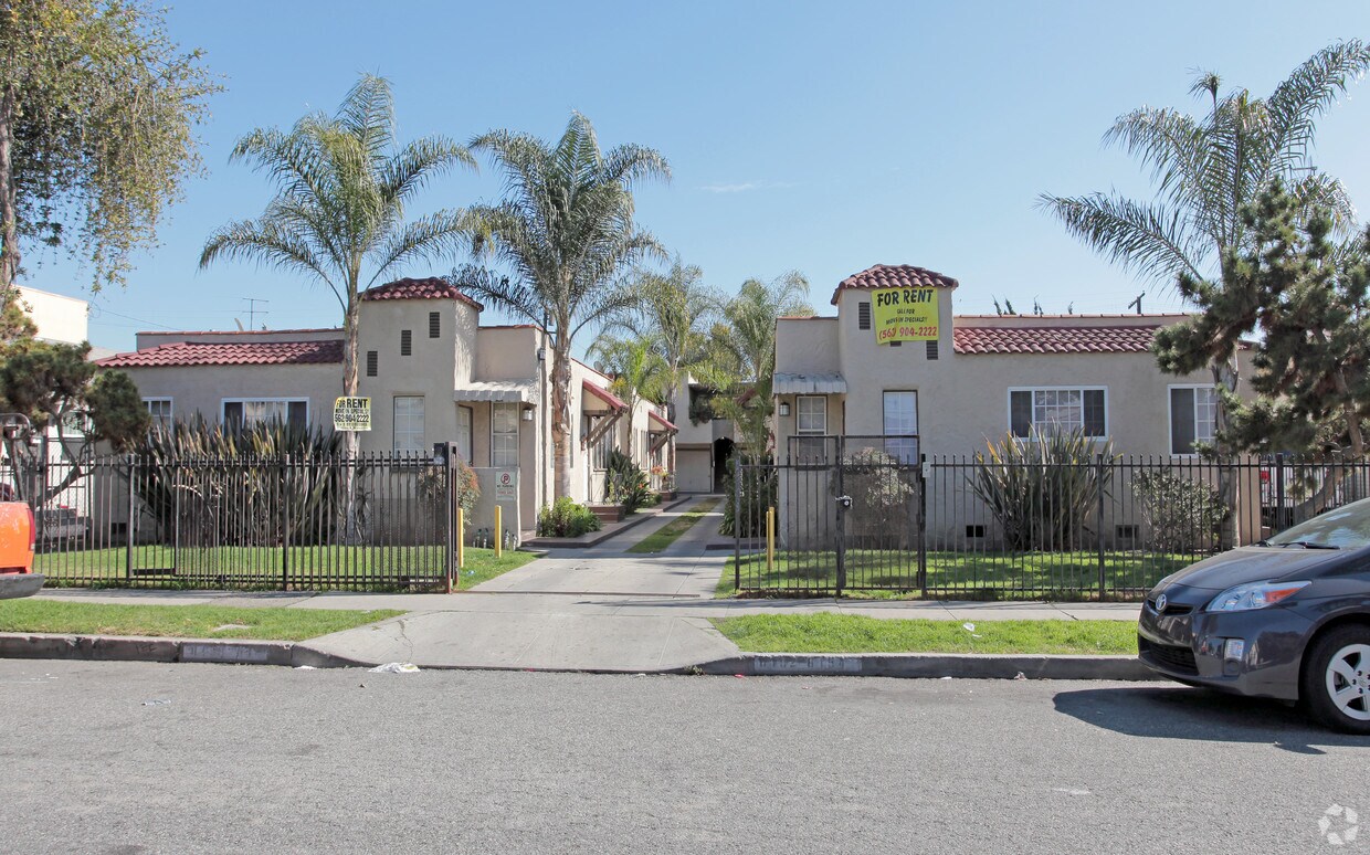 Primary Photo - 8148-8154 3/4 Beechwood Ave