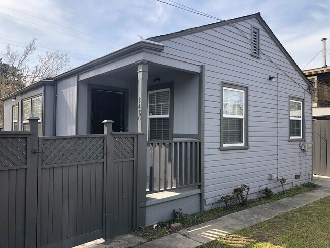 Foto del edificio - Lovely 3 Bed, 1 Bath, Home in Berkeley, with Hardwood Floors