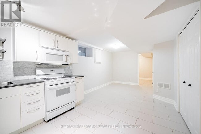 Photo du bâtiment - 1041 St Clarens Ave