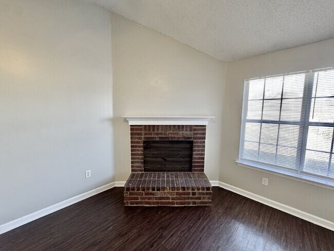 Foto del edificio - 6416 Valley Oak Dr