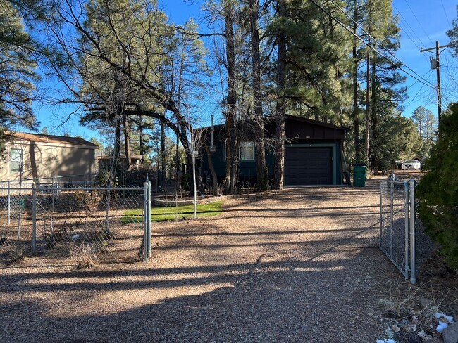 Foto del edificio - 2 bed, 1.5 bath w/Garage in Fairway Park
