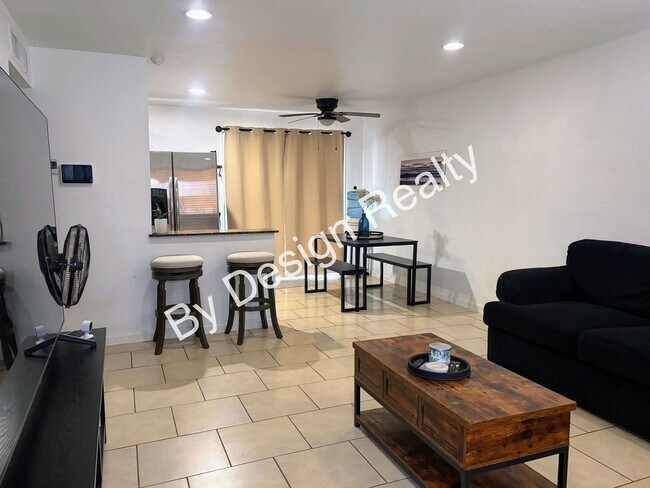 Foto del edificio - Updated 3 Bed 1 Bath Home with Huge Fenced Yard and Modern Kitchen